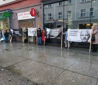 We Wrocławiu trwa protest przeciwko ekstradycji Julianna Assange do USA