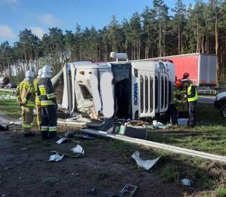 Wypadek na S5 pod Bydgoszczą. Z przewróconej ciężarówki wysypał się ładunek [zdjęcia]
