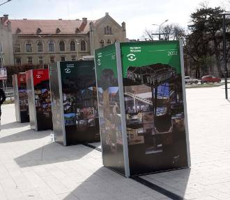 Plenerowa wystawa na placu Słowiańskim w Legnicy -"Jak powstawało Centrum Witelona"