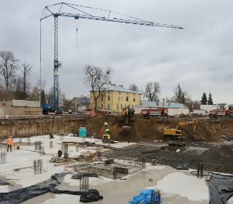 Na placu budowy "Domu na Mariackiej" w Radomiu leją fundamenty [ZDJĘCIA]