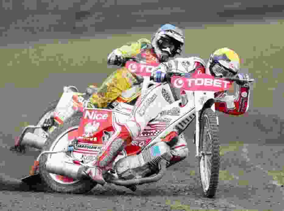 Jarosław Hampel (na pierwszym planie) walczy o start w GP 2010