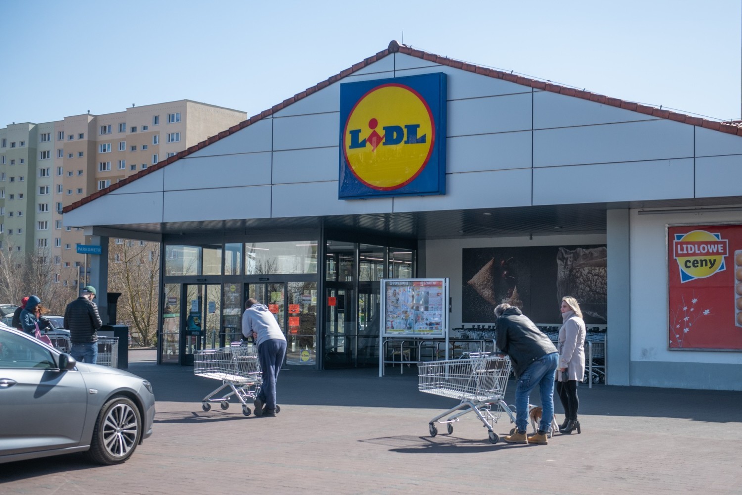 Tak wyglądała w niedzielę w ciągu dnia sytuacja przed kilkoma poznańskimi marketami
