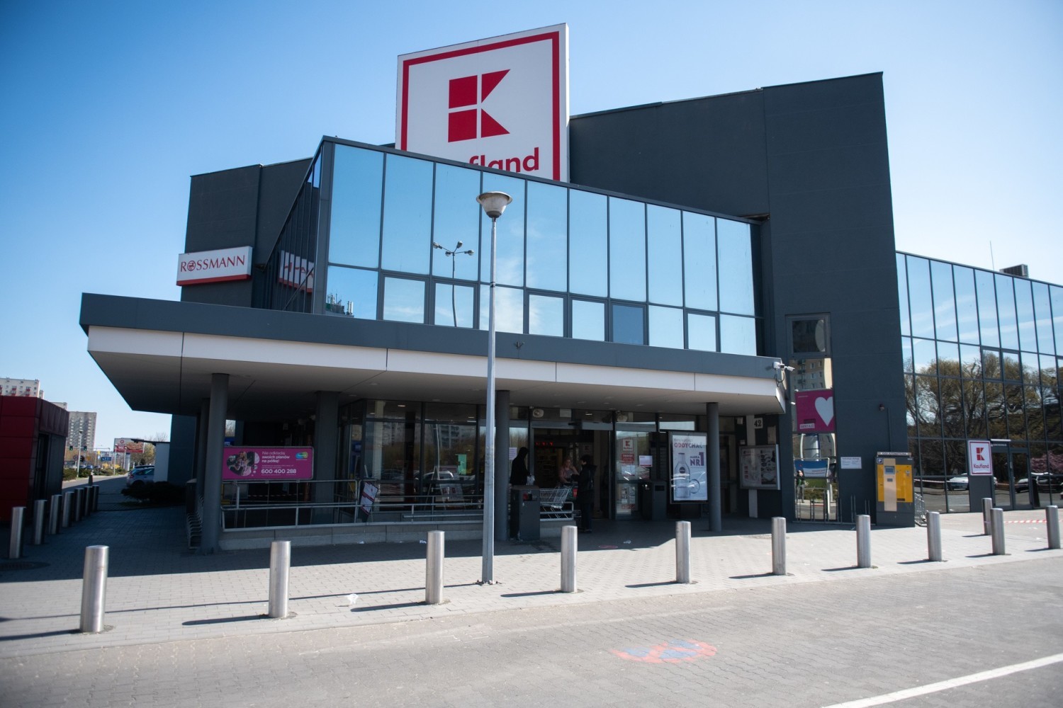 Tak wyglądała w niedzielę w ciągu dnia sytuacja przed kilkoma poznańskimi marketami