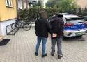 Seria włamań do samochodów w Warszawie. Policjanci zatrzymali 43-latka odpowiedzialnego za liczne kradzieże 