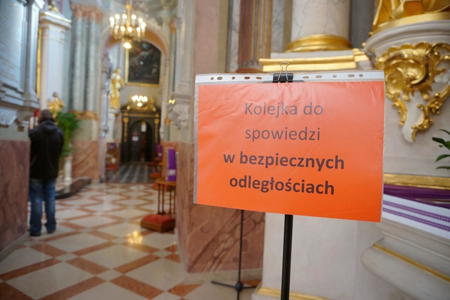 OGRANICZENIE LICZBY WIERNYCH W KOŚCIOŁACH