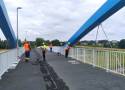 Kładka przez Kanał Ulgi w Opolu jest prawie gotowa. Robotnicy układają na niej asfalt, potem czas na odbiory i będzie można z niej korzystać