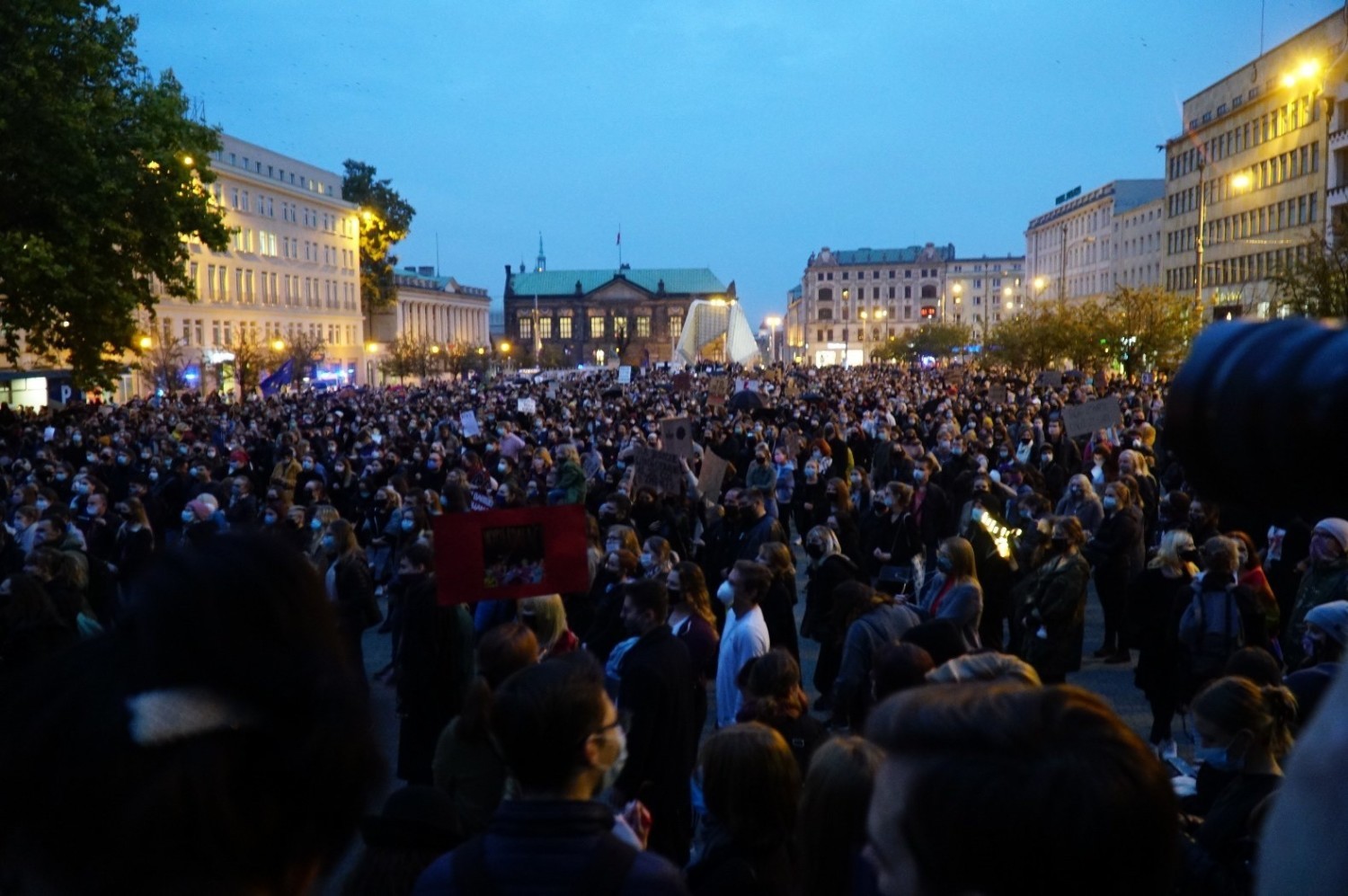 W Poznaniu i w wielu innych polskich miastach w piątkowe popołudnie odbywają się protesty kobiet i mężczyzn, którzy sprzeciwiają się zaostrzeniu prawa aborcyjnego