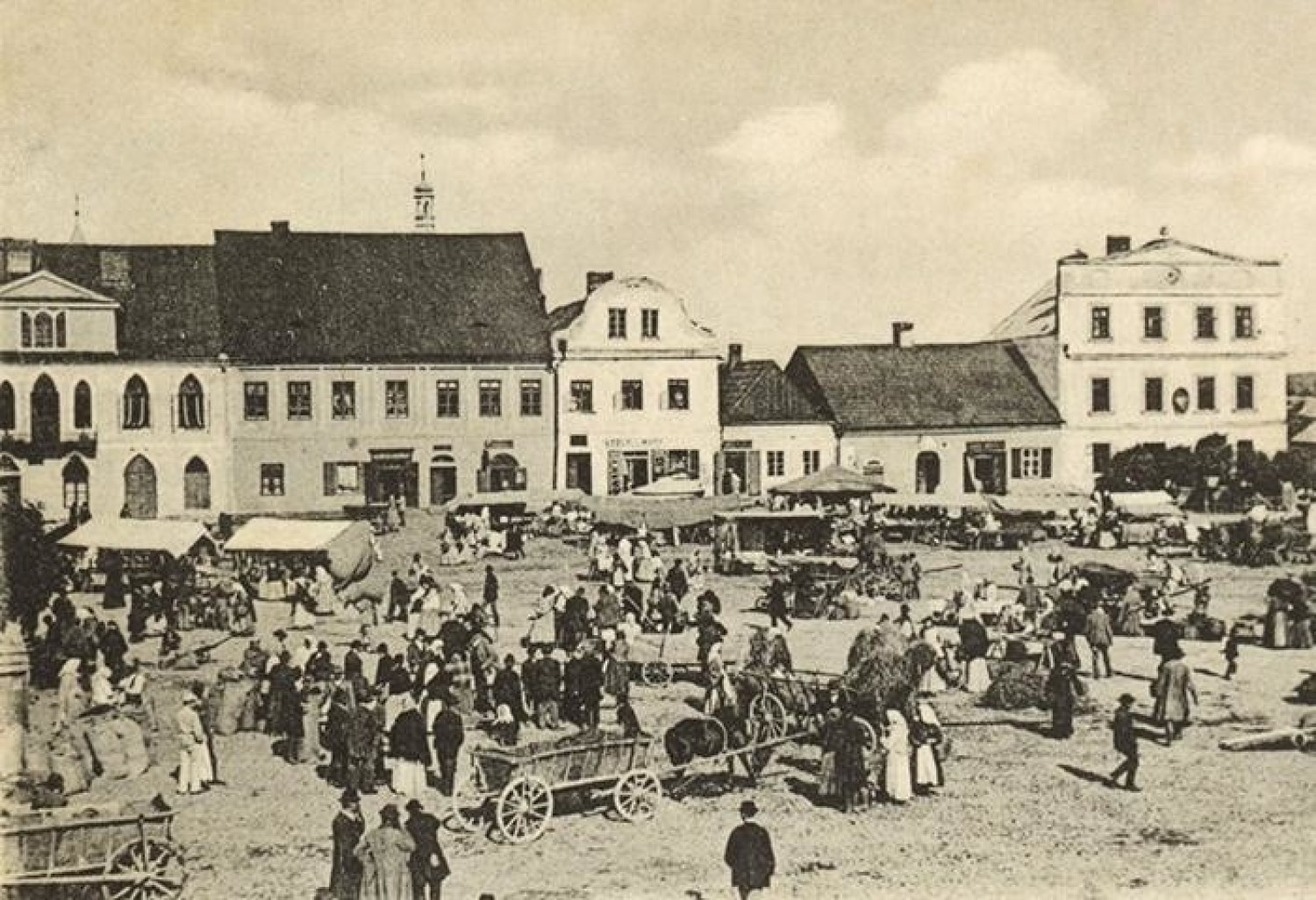 Kęcki Rynek przez wieki słynął z dużych targów, na które ściągali kupcy z różnych stron