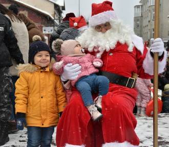 Mikołaj na Rynku w Kartuzach. Każde dziecko mogło zrobić sobie zdjęcie ze "świętym"
