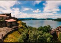 Malowniczy zakątek pod Krakowem: zamek, jezioro z zaporą i piękne drewniane chaty