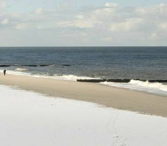 Tragiczne odkrycie. Ciało kobiety na plaży