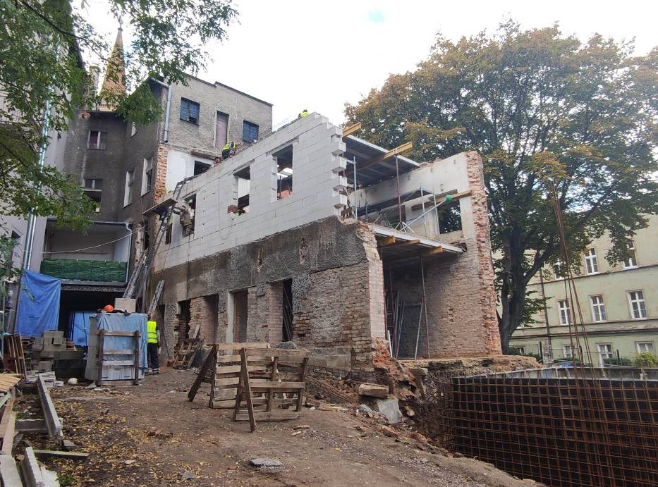 Niepozorny budynek przy ul. Kościelnej w Wałbrzychu przeszedł rozbiórką, trwa odbudowa - zdjęcia