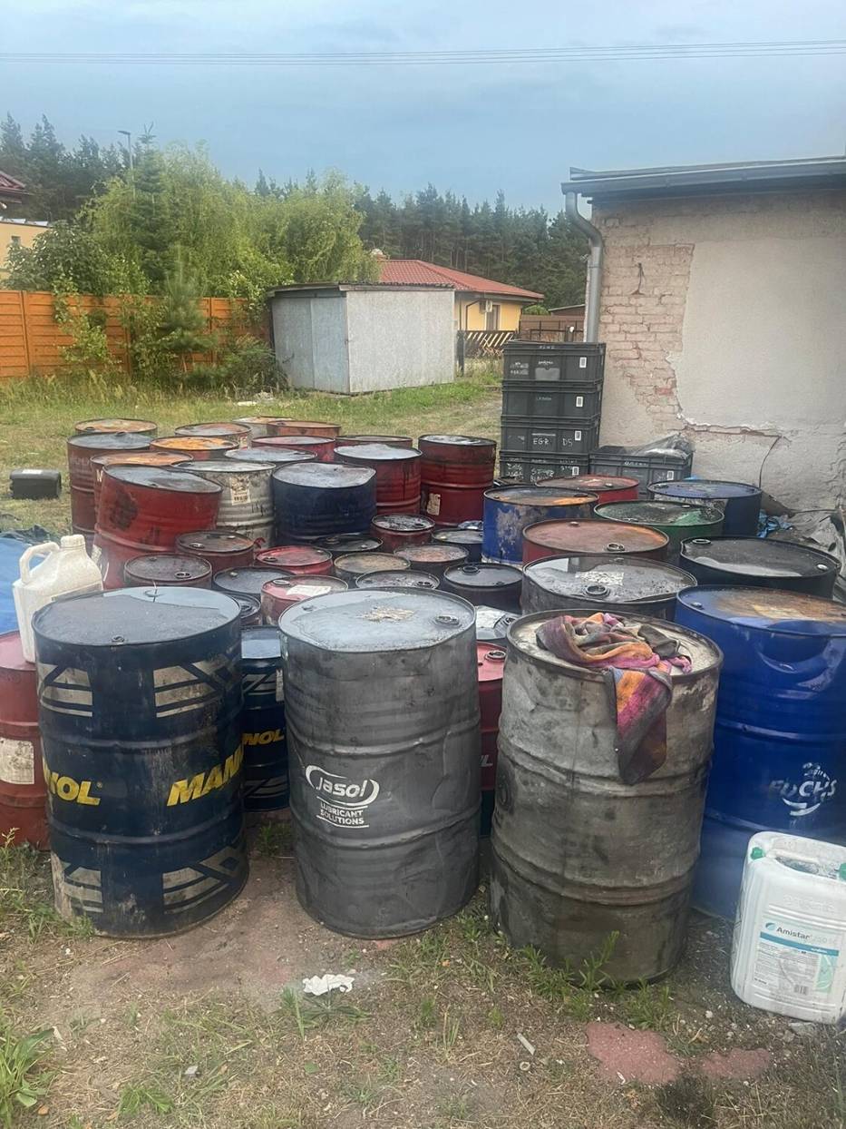 Próba podrzucenia odpadów w beczkach w Lesznie. Namierzono sprawcę