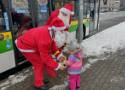 Mikołaj w autobusie MZK jutro będzie częstował łakociami. To już tradycja 