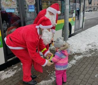 Mikołaj w autobusie MZK jutro będzie częstował łakociami. To już tradycja 