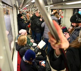 Sztuczny problem czy zmora pasażerów? Mieszkańcy podzieleni w sprawie tłoku w metrze