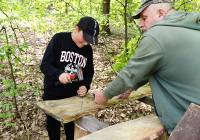 Uczniowie z gminy Leśniowice pomagają zwierzętom w lesie