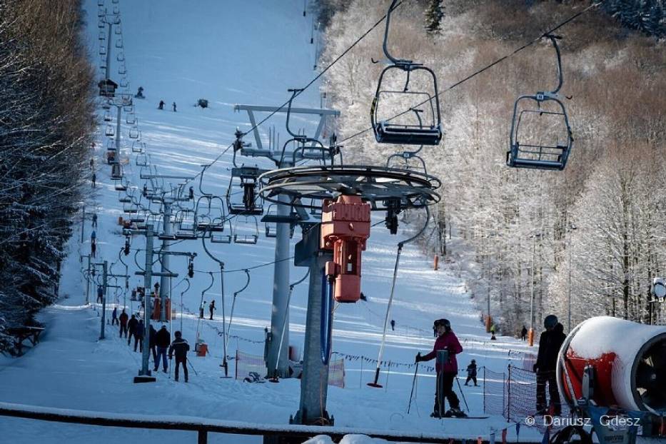Stok narciarski Dzikowiec zaprasza w sezonie zimowym 2023: Zimowe atrakcje. Poznaj trasy i ceny karnetów!