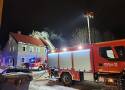 Nocny pożar poddasza w budynku wielorodzinnym w powiecie kamiennogórskim na Dolnym Śląsku - zdjęcia