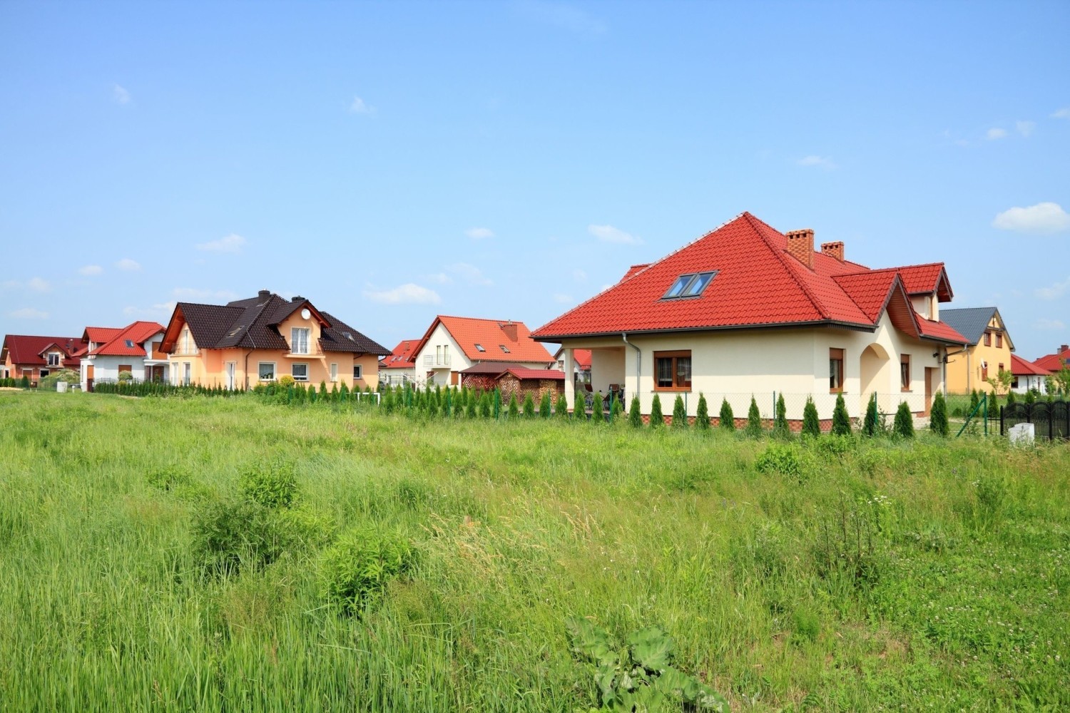 O domu na wsi marzy wielu Polaków, jednak koszty budowy z każdym rokiem rosną