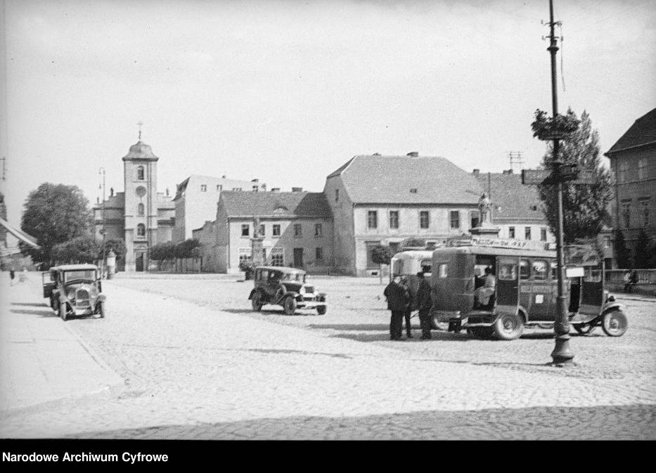 Ratusz i rynek. Widok samochodów na placu, 1934 r.