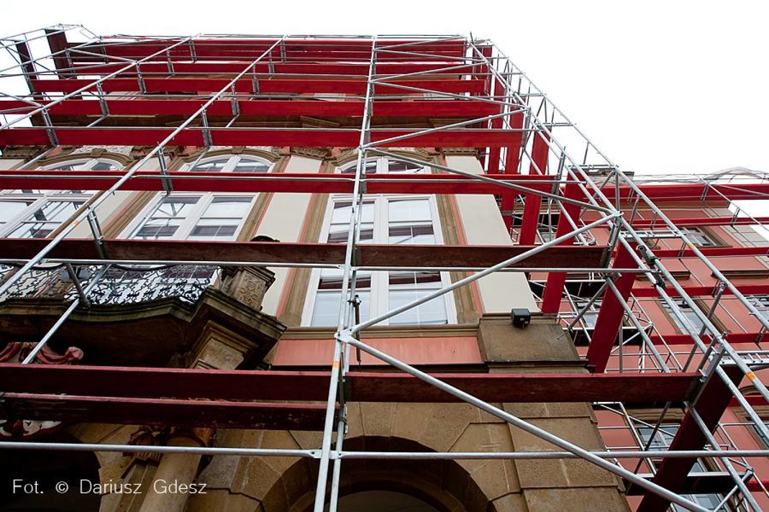 Odbudowa dachu zamku Książ po pożarze, który wybuchł w grudniu 2014 r.