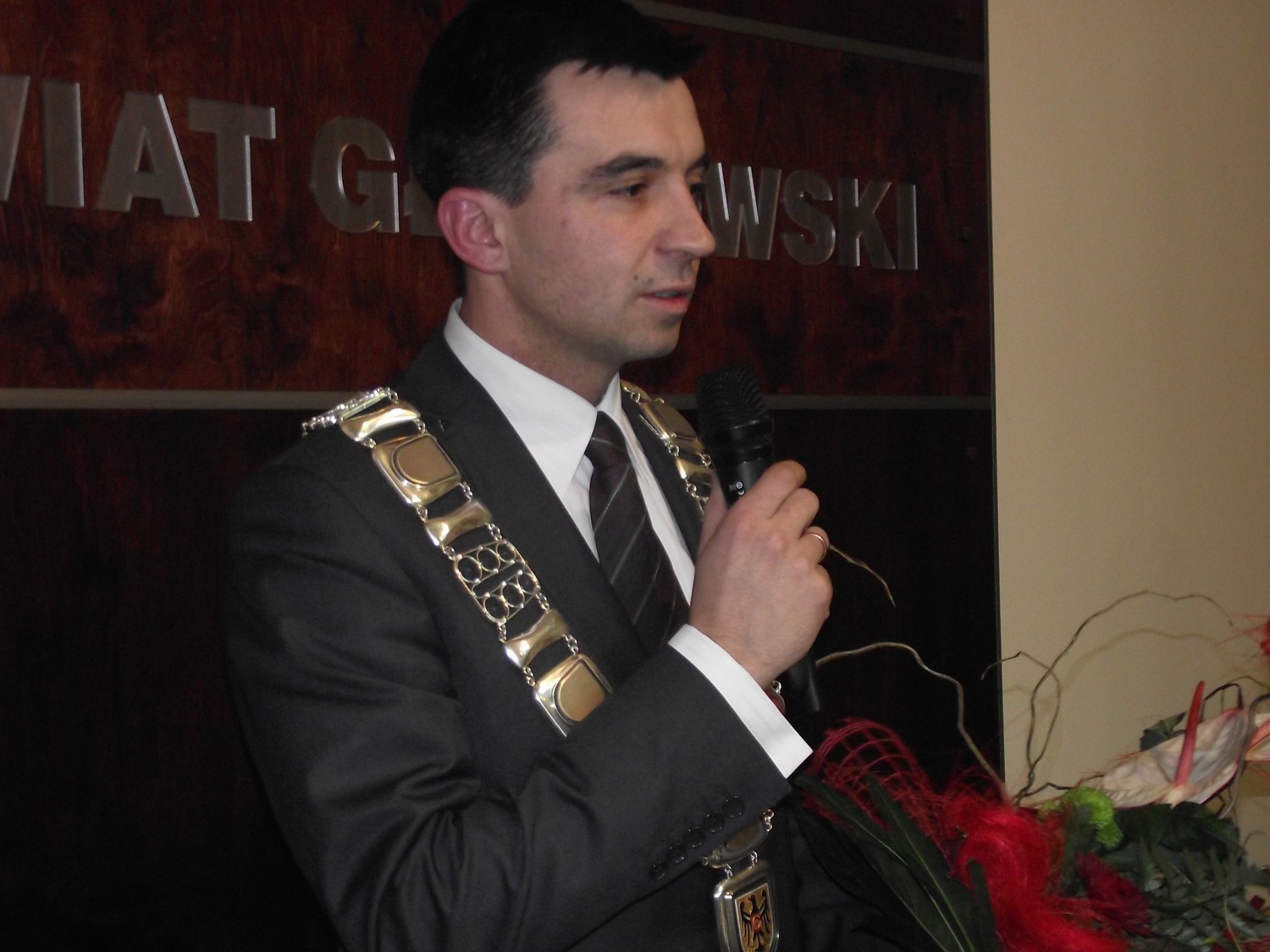 Starosta głogowski Rafael Rokaszewicz, w dniu wyboru na to stanowisko, obchodził 37