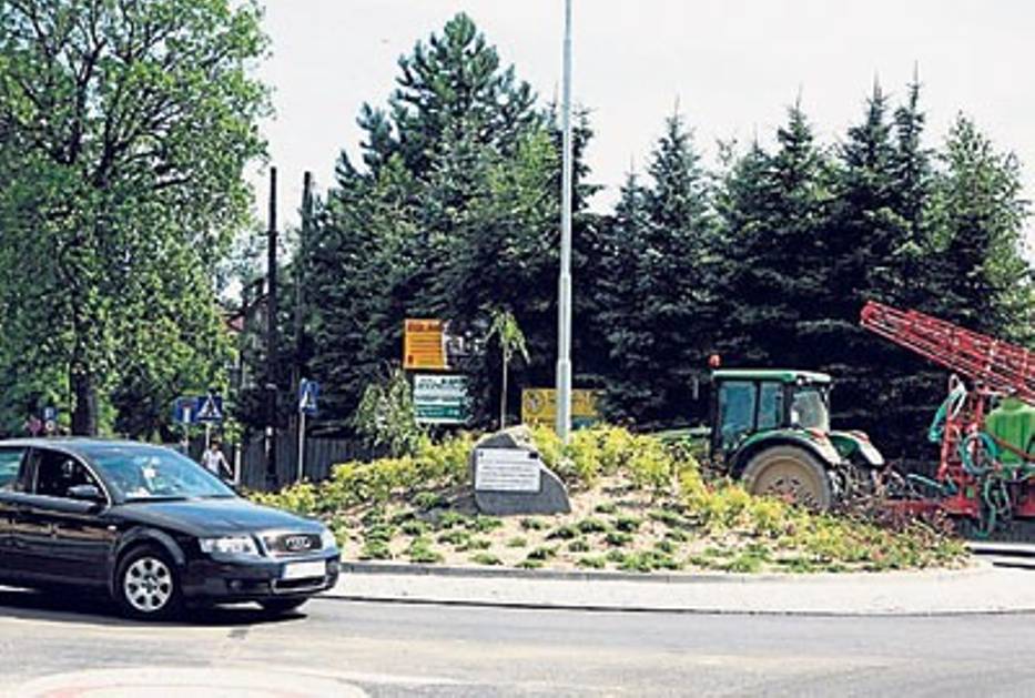 Rondo Pod Bocianem usprawniło ruch i stało się jeszcze jedną zieloną "dekoracją" w Goczałkowicach