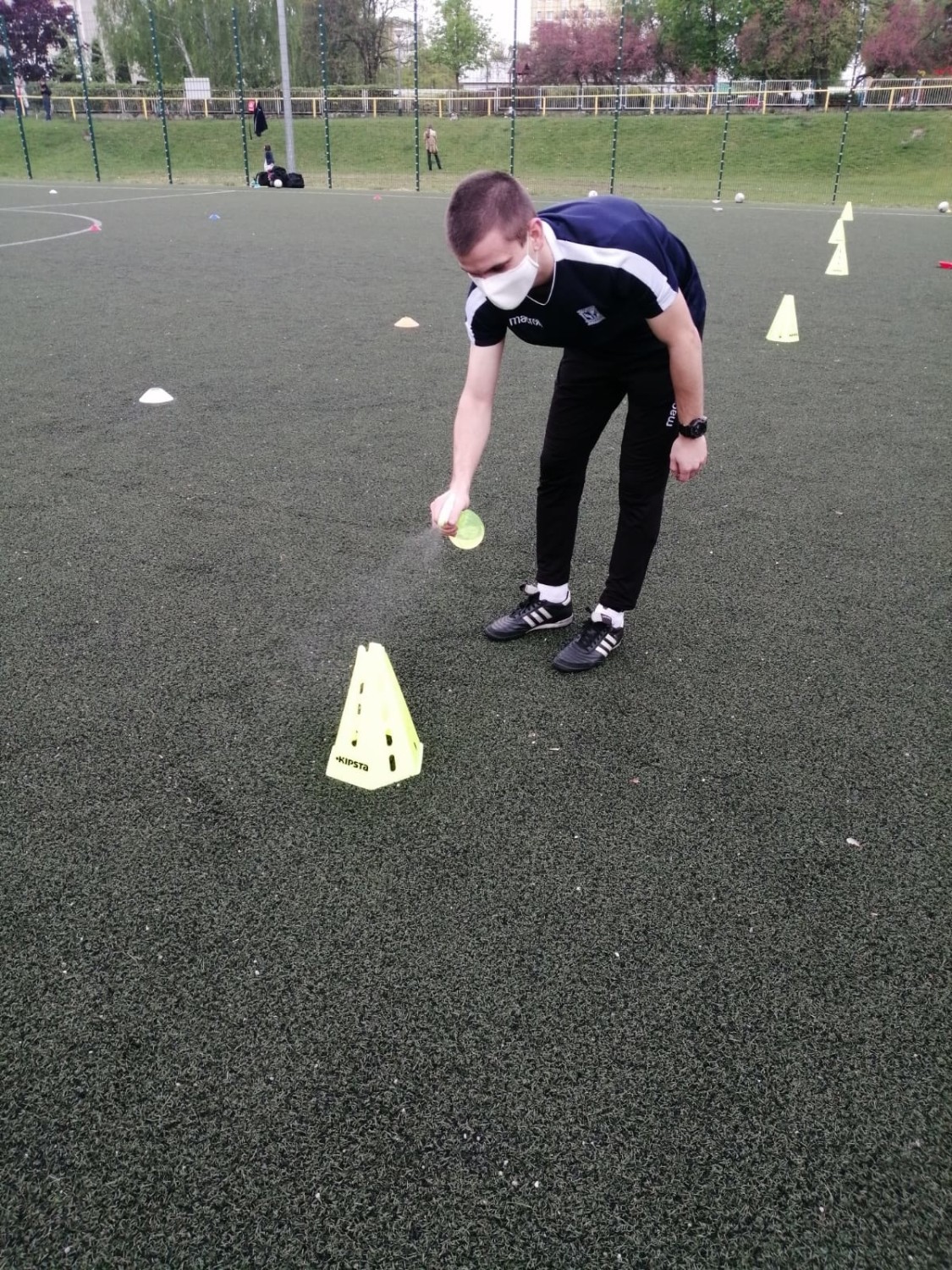 Młodzi piłkarze w Lech Poznań Football Academy nie opuszczają boiska bez dezynfekcji rąk