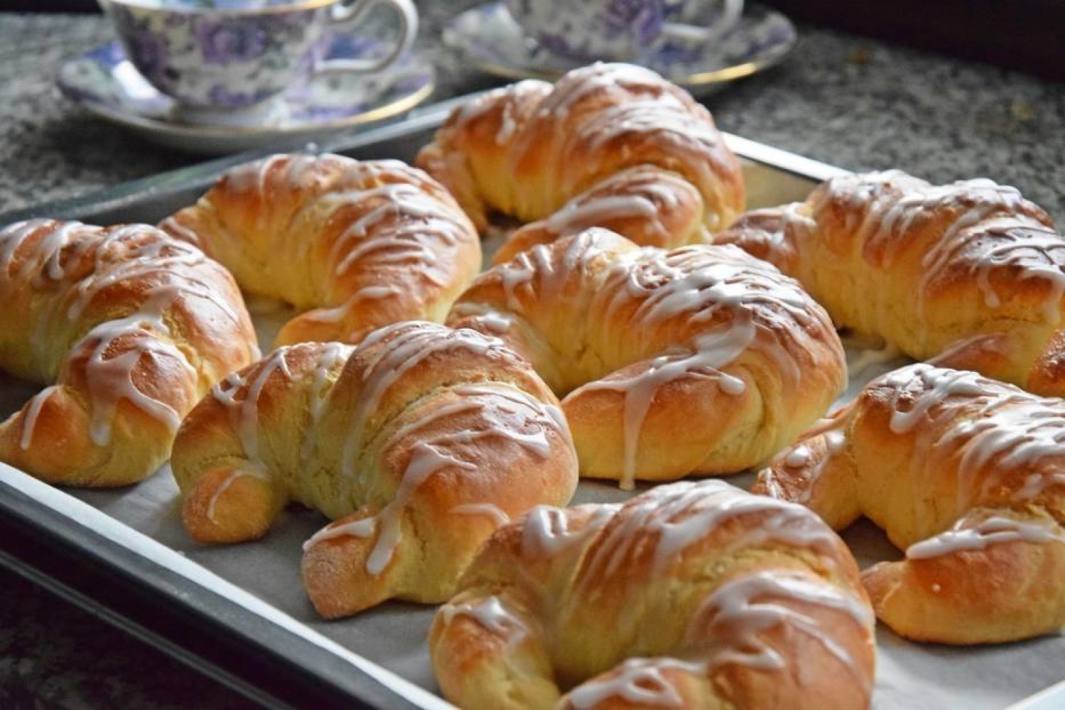 Pyszne, delikatne, drożdżowe rogaliki z powidłami śliwkowymi