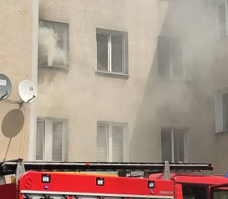 Pożar przy ulicy Sienkiewicza w Skierniewicach. Dwie osoby w stanie ciężkim