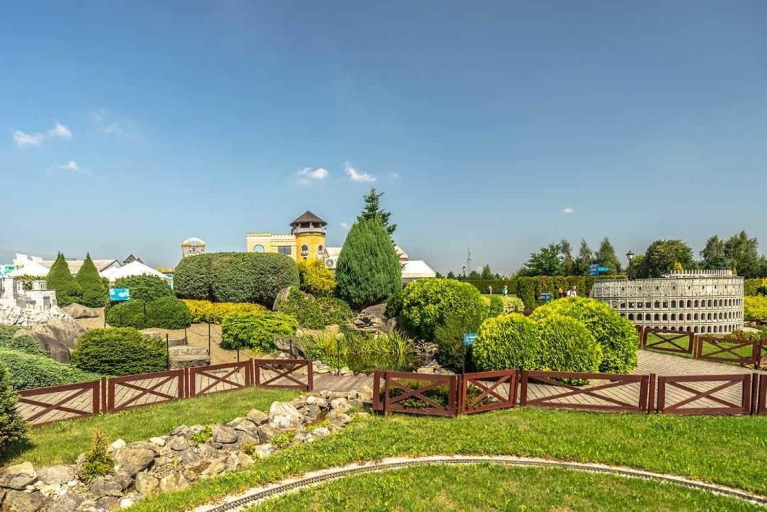 Inwałd Park, Park MiniaturPark Miniatur Świat Marzeń to miejsce, w którym podziwiać można miniaturowe budowle charakterystyczne dla takich państw jak nie tylko Polska, ale również:- Australia, - Grecja,- Włochy,- Chiny,- Francja,- Meksyk