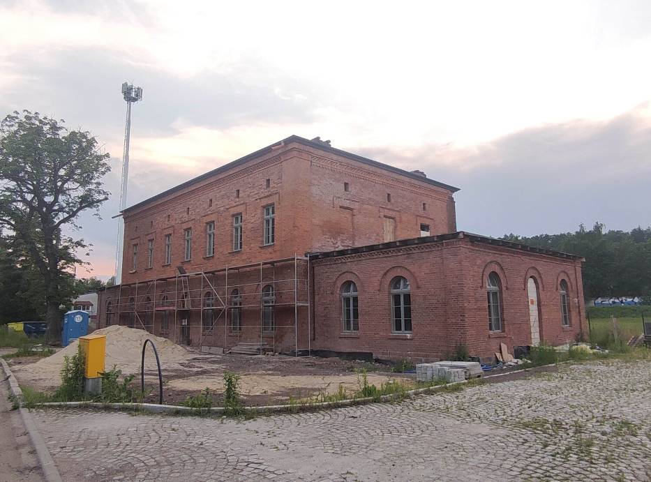 Najstarszy dworzec kolejowy w Wałbrzychu pięknieje. Ma nową elewację. Zobaczcie zdjęcia!