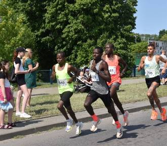 Kenijczycy w biegach stymulują czy demotywują?