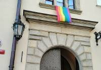 Tęczowa flaga na magistracie. Jutro Marsz Równości z udziałem prezydenta Krakowa