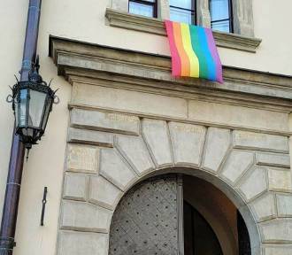 Tęczowe flagi na magistracie. Jutro Marsz Równości z udziałem prezydenta Krakowa