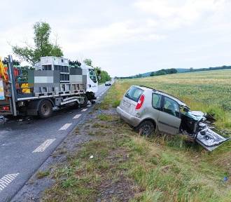 Śmiertelny wypadek na drodze Uciechów-Kołaczów. Nie żyje jedna osoba
