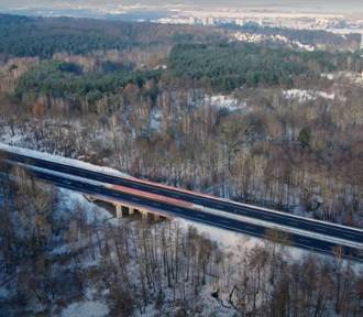 Autostrada A6 w zimowej szacie. Zobacz, jak pięknie wygląda na filmie i zdjęciach!