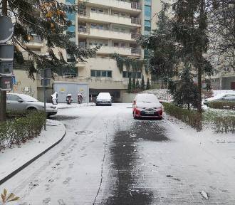 Uwaga na drogach i chodnikach. Spadł pierwszy śnieg w stolicy. Miesiąc przed zimą