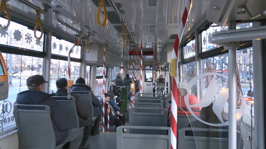 Świąteczny tramwaj na ulicach Elbląga 