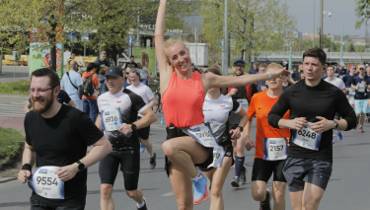 Bardzo zmęczeni, ale szczęśliwi! Oto wyjątkowe zdjęcia biegaczy z 16. PKO Poznań Półmaratonu. Biegłeś? Znajdź się na zdjęciach!