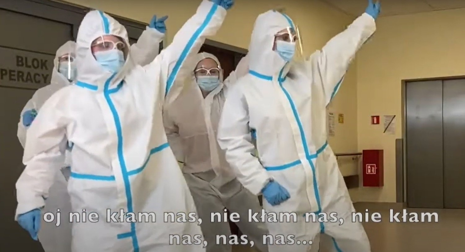 Pielęgniarki tańczą i śpiewają "Nie kłam nas"