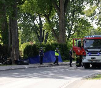 Tragiczny wypadek w Wilanowie. Auto uderzyło w drzewo i spłonęło. Są ofiary