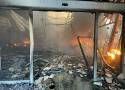Tak wygląda wnętrze spalonej hali na Marywilskiej 44 w Warszawie. Pożar pochłonął niemal cały teren