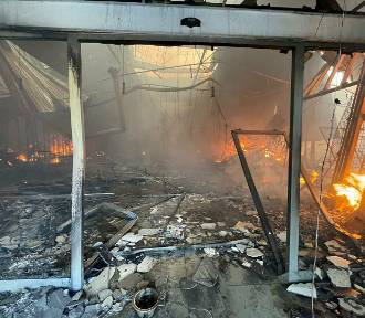 Pożar na Marywilskiej 44 w Warszawie. Tak wygląda wnętrze spalonej hali