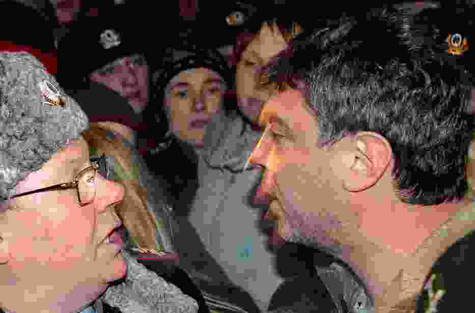 Borys Niemcow (z prawej strony) spiera się z rosyjskim milicjantem