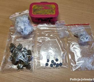 Jelenia Góra: Policja zatrzymała mężczyznę za posiadanie narkotyków i oszustwo