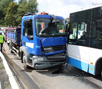 Wypadek autobusu w Rybniku! Zderzył się z ciężarówką. Są poszkodowani