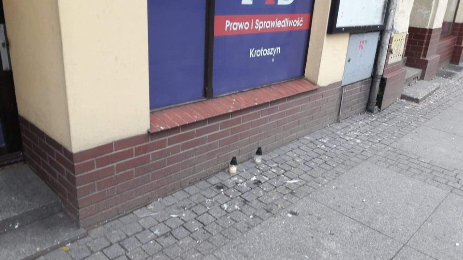 Znicze pod biurem krotoszyńskiego PiS-u