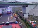 Śmiertelny wypadek na S5 koło Leszna. Auto wypadło z drogi i rozbiło się na betonowym filarze wiaduktu. Zginął kierowca skody ZDJĘCIA